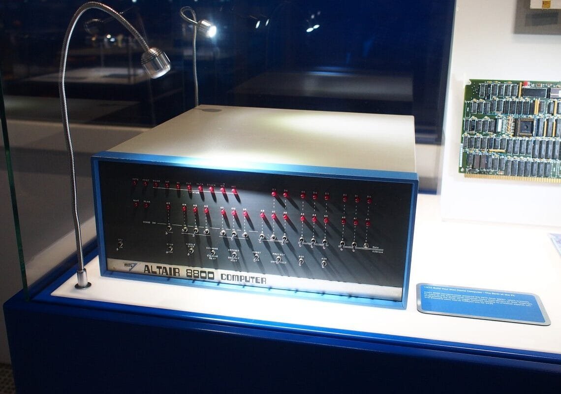 Exemplar de Altair 8800 exposto no Intel Museum. Imagem: Wikimedia Commons/reprodução