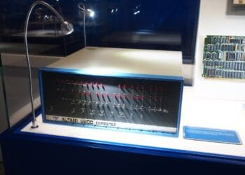 Exemplar de Altair 8800 exposto no Intel Museum. Imagem: Wikimedia Commons/reprodução