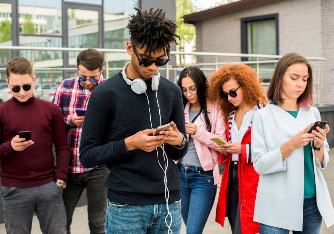 Os jovens estão cada vez mais discretos nas redes sociais. Imagem: Freepik/reprodução