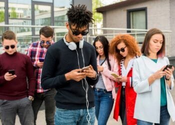 Os jovens estão cada vez mais discretos nas redes sociais. Imagem: Freepik/reprodução