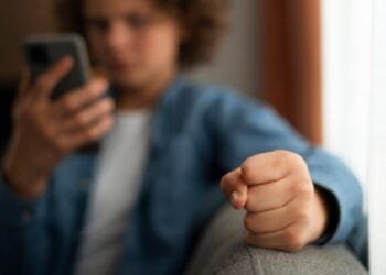 Muitas pessoas, sobretudo crianças e adolescentes, têm se viciado no uso do celular. Imagem: Freepik/reprodução
