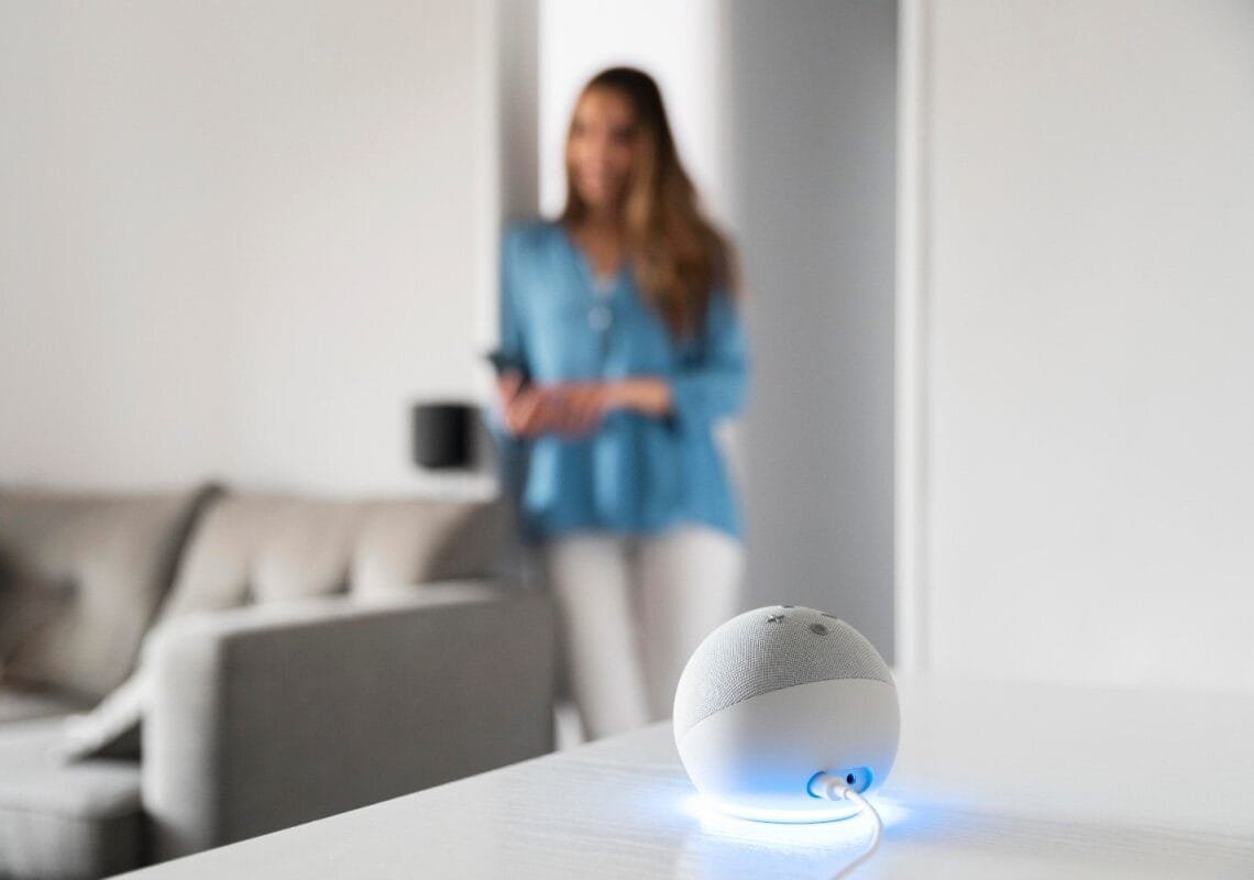 Os assistentes virtuais "caseiros" como a Alexa, da Amazon, são um dos dispositivos IoT mais populares. Imagem: Freepik/reprodução