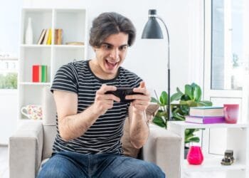 Dá para se divertir na internet sem gastar muito! Imagem: Freepik/reprodução