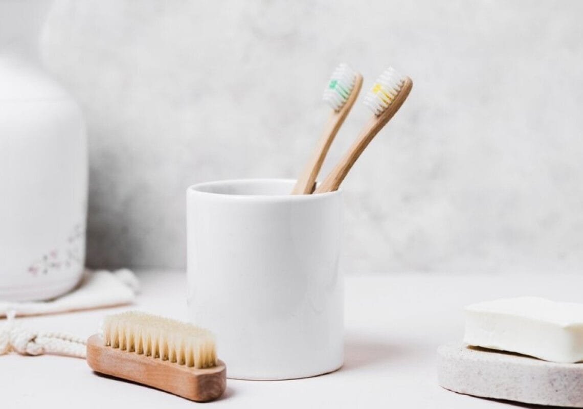 O ideal é não guardar as escovas de dente no banheiro. Imagem: Freepik/reprodução