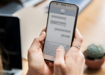 Hoje em dia trocar mensagens é algo banal, mas um dia isso já foi algo inimaginável - Imagem: Freepik/reprodução