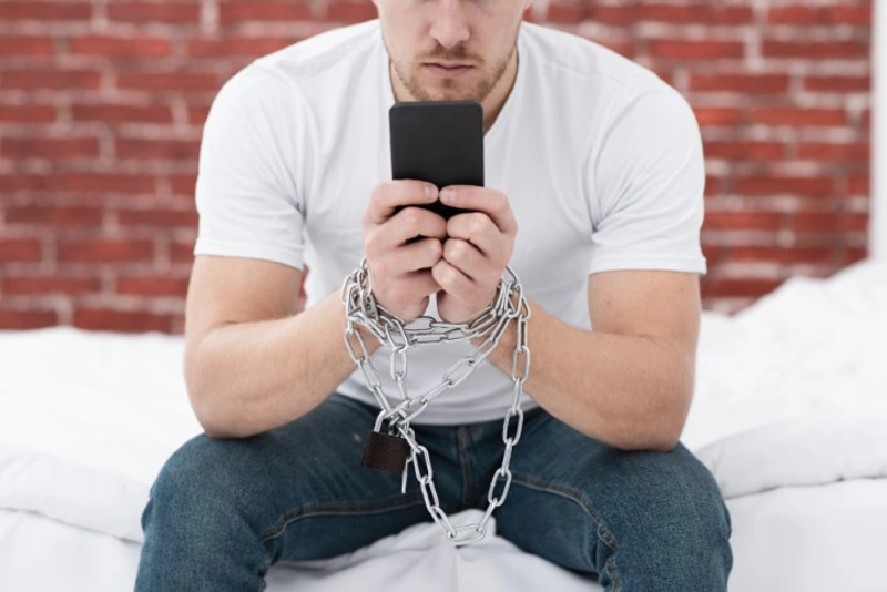homem-viciado-em-celular Vício em celular: você reconhece esses sinais no seu dia a dia?