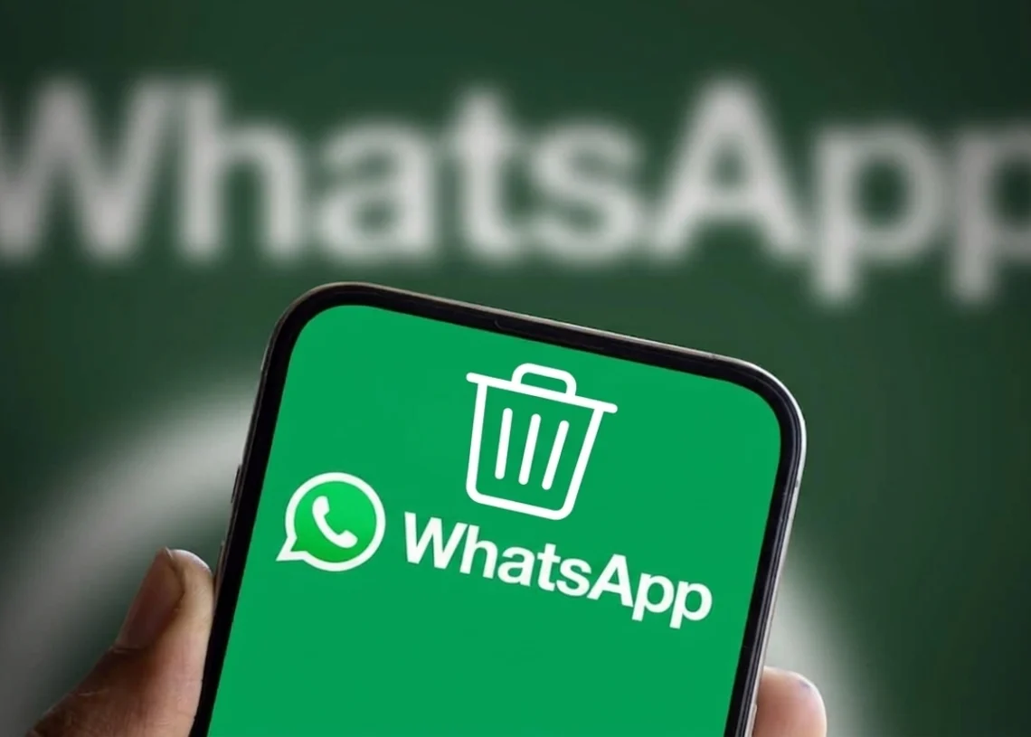 Pessoa segura smartphone com o símbolo do WhatsApp na tela. Acima dele, o símbolo de uma lixeira. Falando sobre como esvaziar a lixeira do whatsapp.