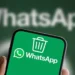 Pessoa segura smartphone com o símbolo do WhatsApp na tela. Acima dele, o símbolo de uma lixeira. Falando sobre como esvaziar a lixeira do whatsapp.